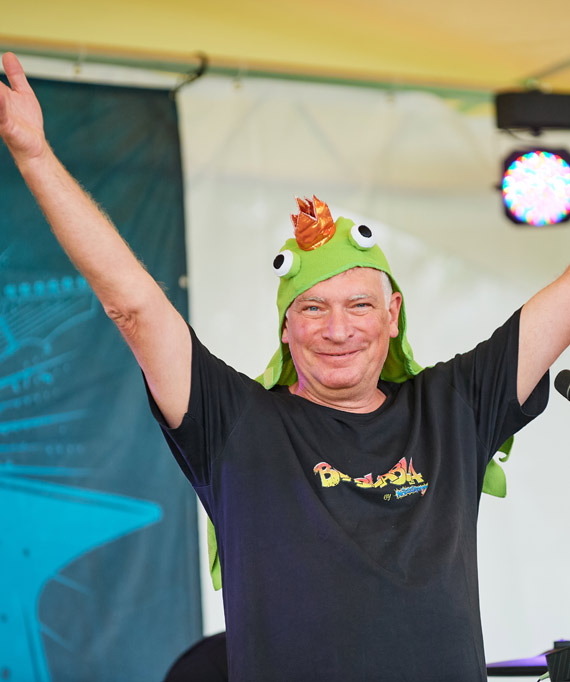 Hirschi am Keyboard bei KIZZRock – Rockband für Kinder und Familien