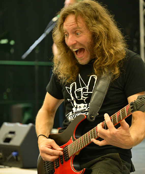 Metal-Mane an der Gitarre bei KIZZRock – Kinderrockband